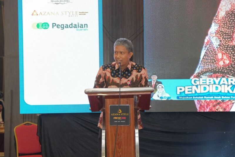 Pelaksana Harian (Plh) Sekretaris Daerah Pamekasan, Taufiqurrachman saat menyampaikan sambutan pada kegiatan Gebyar Pendidikan yang digagas Klik Madura di Ballroom Azana Style Pamekasan. (DOK. KLIKMADURA)