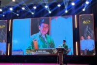 Rektor UIN Madura, Dr. H. Syaiful Hadi saat memberikan sambutan usai mendapat penghargaan Islamic University Excellent Transformation dalam ajang bergengsi AJP Award 2025. (MOH. IQBALUL KHAVEI MZ / KLIKMADURA)