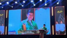 Rektor UIN Madura, Dr. H. Syaiful Hadi saat memberikan sambutan usai mendapat penghargaan Islamic University Excellent Transformation dalam ajang bergengsi AJP Award 2025. (MOH. IQBALUL KHAVEI MZ / KLIKMADURA)
