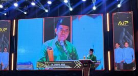 Rektor UIN Madura, Dr. H. Syaiful Hadi saat memberikan sambutan usai mendapat penghargaan Islamic University Excellent Transformation dalam ajang bergengsi AJP Award 2025. (MOH. IQBALUL KHAVEI MZ / KLIKMADURA)