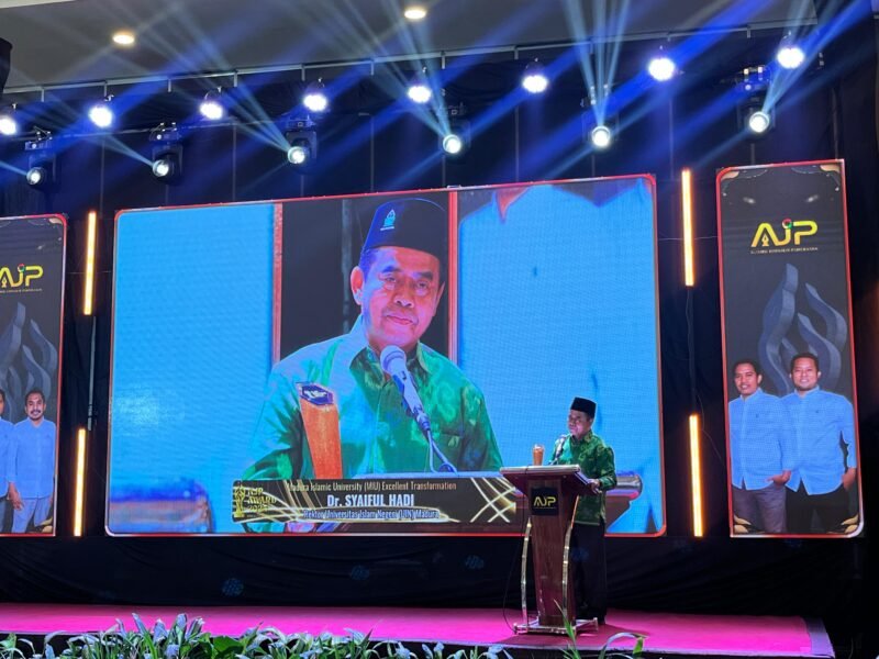 Rektor UIN Madura, Dr. H. Syaiful Hadi saat memberikan sambutan usai mendapat penghargaan Islamic University Excellent Transformation dalam ajang bergengsi AJP Award 2025. (MOH. IQBALUL KHAVEI MZ / KLIKMADURA)