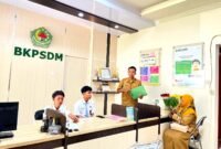 Sejumlah pegawai berada di BKPSDM Pamekasan. (LAILIYATUN NURIYAH/KLIK MADURA).