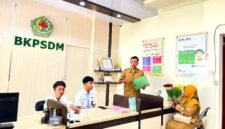 Sejumlah pegawai berada di BKPSDM Pamekasan. (LAILIYATUN NURIYAH/KLIK MADURA).