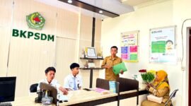 Sejumlah pegawai berada di BKPSDM Pamekasan. (LAILIYATUN NURIYAH/KLIK MADURA).