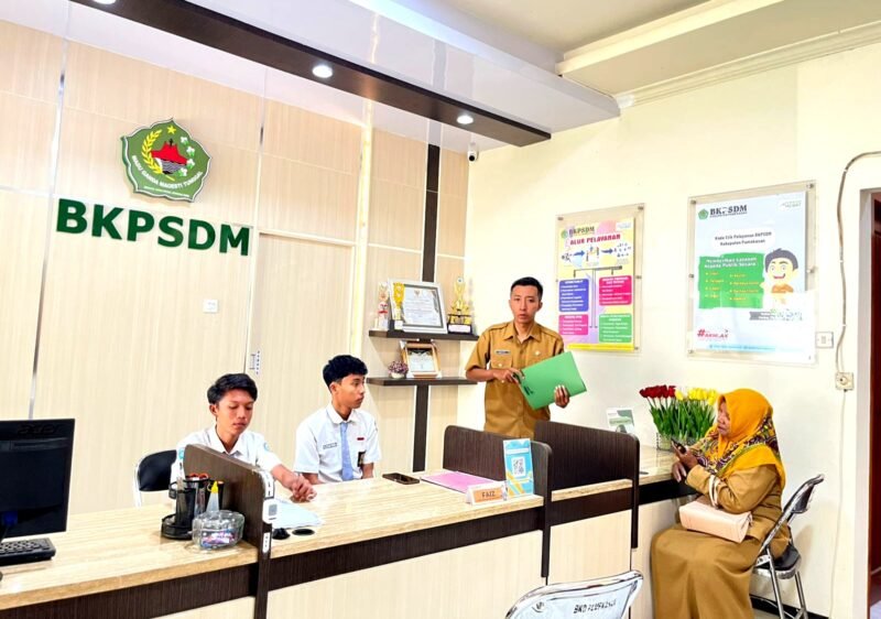 Sejumlah pegawai berada di BKPSDM Pamekasan. (LAILIYATUN NURIYAH/KLIK MADURA).