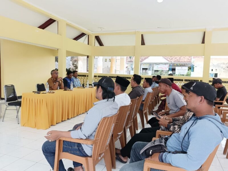 Suasana audiensi masyarakat Pulau Sapudi terkait rencana replacement pelabuhan. (ISTIMEWA)