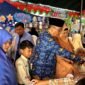Pengawas SD Wilayah Kota Pamekasan, Nurul Huda didampingi Kepala SDI Al-Munawarah Pamekasan, Ustadzah Dedeh Rosidah mengunjungi stand bazar siswa. (DOK. KLIKMADURA)