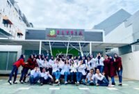 Keluarga besar Klinik Kecantikan Elysia Estetika Pamekasan foto bersama memberi dukungan kepada Valen. (DOK. KLIKMADURA)