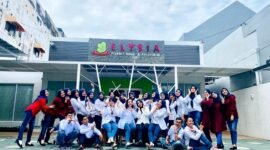 Keluarga besar Klinik Kecantikan Elysia Estetika Pamekasan foto bersama memberi dukungan kepada Valen. (DOK. KLIKMADURA)