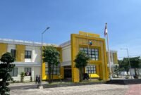 Polisi berada di halaman Polres Pamekasan. (MOH. IQBALUL KHAVEI MZ / KLIKMADURA)