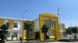 Polisi berada di halaman Polres Pamekasan. (MOH. IQBALUL KHAVEI MZ / KLIKMADURA)