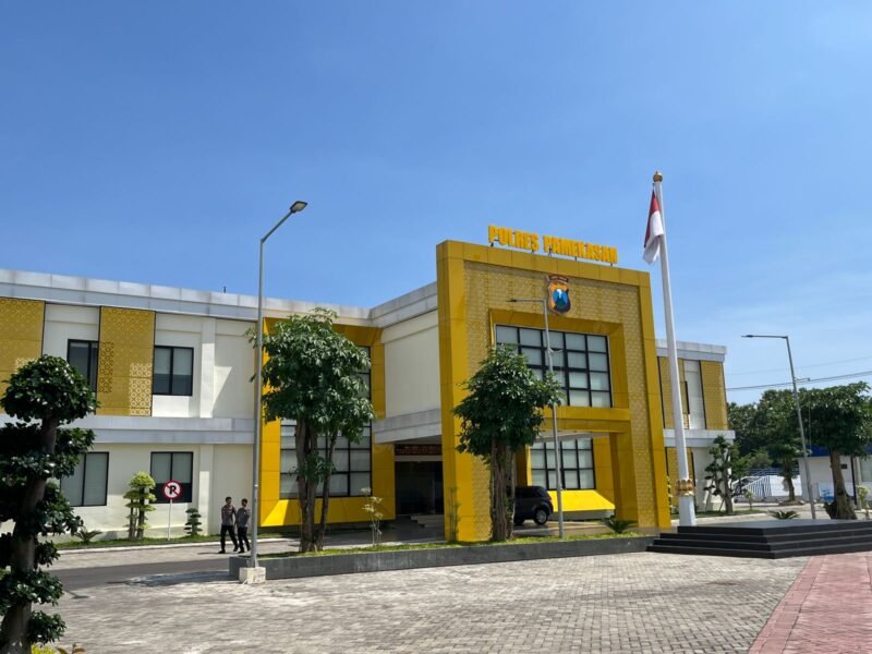 Polisi berada di halaman Polres Pamekasan. (MOH. IQBALUL KHAVEI MZ / KLIKMADURA)