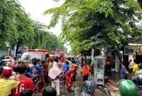 Warga memadati lokasi kebakaran toko jamu di Jalan Trunojoyo, Kelurahan Patemon, Pamekasan. (KLIK MADURA)