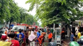 Warga memadati lokasi kebakaran toko jamu di Jalan Trunojoyo, Kelurahan Patemon, Pamekasan. (KLIK MADURA)