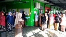 Kepala UPT Puskesmas Pademawu, dr. Jeni Novita Anggraini saat memimpin apel. (ISTIMEWA)