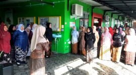 Kepala UPT Puskesmas Pademawu, dr. Jeni Novita Anggraini saat memimpin apel. (ISTIMEWA)