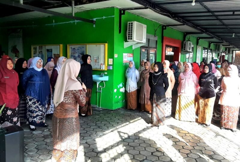 Kepala UPT Puskesmas Pademawu, dr. Jeni Novita Anggraini saat memimpin apel. (ISTIMEWA)