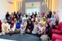 Seluruh karyawan UPT Puskesmas Pademawu foto bersamai usai menggelar lomba fashion show kebaya. (ISTIMEWA)