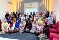 Seluruh karyawan UPT Puskesmas Pademawu foto bersamai usai menggelar lomba fashion show kebaya. (ISTIMEWA)