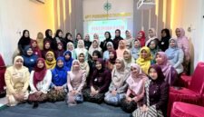 Seluruh karyawan UPT Puskesmas Pademawu foto bersamai usai menggelar lomba fashion show kebaya. (ISTIMEWA)