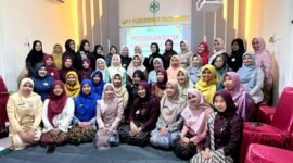 Seluruh karyawan UPT Puskesmas Pademawu foto bersamai usai menggelar lomba fashion show kebaya. (ISTIMEWA)
