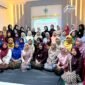 Seluruh karyawan UPT Puskesmas Pademawu foto bersamai usai menggelar lomba fashion show kebaya. (ISTIMEWA)