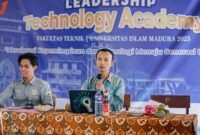 Salah satu pemateri menjawab dan menjelaskan pertanyaan mahasiswa. (ISTIMEWA)