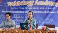 Salah satu pemateri menjawab dan menjelaskan pertanyaan mahasiswa. (ISTIMEWA)