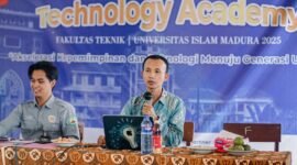 Salah satu pemateri menjawab dan menjelaskan pertanyaan mahasiswa. (ISTIMEWA)