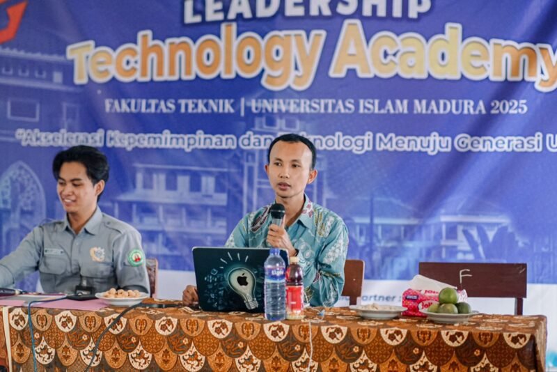 Salah satu pemateri menjawab dan menjelaskan pertanyaan mahasiswa. (ISTIMEWA)