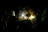 Petugas BPBD Pamekasan melakukan pembersihan material tanah longsor di Desa Sumber Waru, Kecamatan Waru, Pamekasan (BPBD FOR KLIK MADURA).