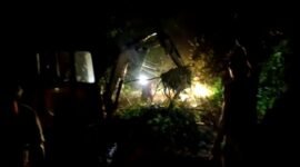 Petugas BPBD Pamekasan melakukan pembersihan material tanah longsor di Desa Sumber Waru, Kecamatan Waru, Pamekasan (BPBD FOR KLIK MADURA).