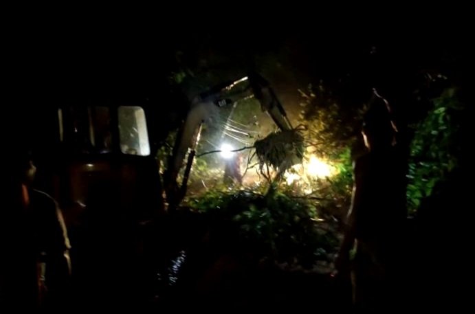 Petugas BPBD Pamekasan melakukan pembersihan material tanah longsor di Desa Sumber Waru, Kecamatan Waru, Pamekasan (BPBD FOR KLIK MADURA).