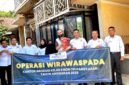 Tim Kantor Imigrasi Kelas II Non TPI Pamekasan foto bersama WNA usai operasi wirawaspada. (KLIKMADURA)
