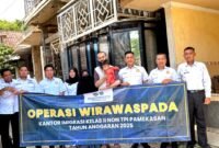Tim Kantor Imigrasi Kelas II Non TPI Pamekasan foto bersama WNA usai operasi wirawaspada. (KLIKMADURA)