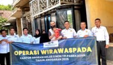 Tim Kantor Imigrasi Kelas II Non TPI Pamekasan foto bersama WNA usai operasi wirawaspada. (KLIKMADURA)