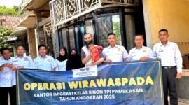 Tim Kantor Imigrasi Kelas II Non TPI Pamekasan foto bersama WNA usai operasi wirawaspada. (KLIKMADURA)