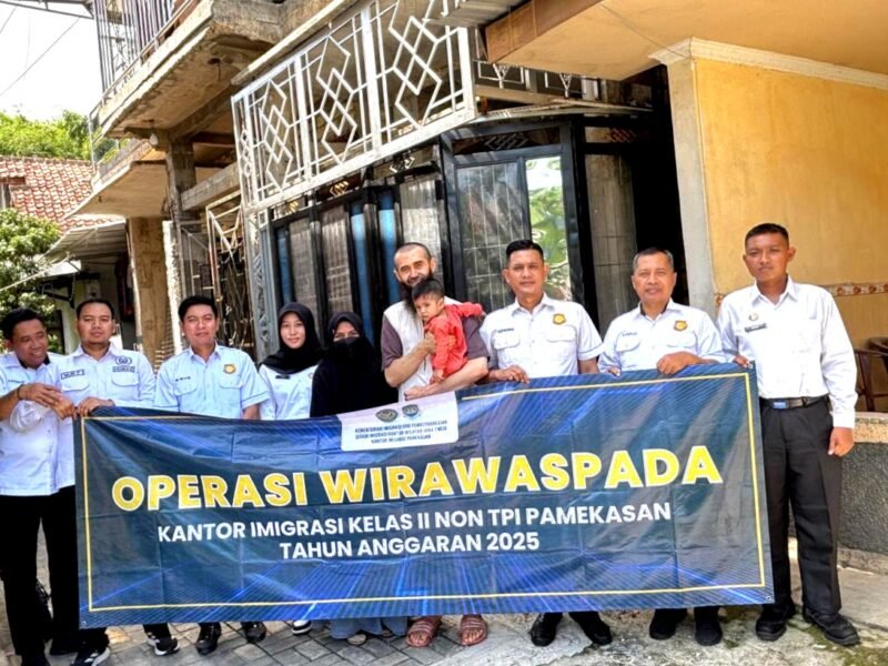 Tim Kantor Imigrasi Kelas II Non TPI Pamekasan foto bersama WNA usai operasi wirawaspada. (KLIKMADURA)
