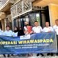 Tim Kantor Imigrasi Kelas II Non TPI Pamekasan foto bersama WNA usai operasi wirawaspada. (KLIKMADURA)