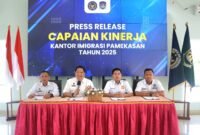 Kepala Kantor Imigrasi Kelas II Non TPI Pamekasan, Ahmad Muttaqin (pegang mik) memimpin pres rilis tentang capaian kinerja. (KLIKMADURA)