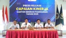 Kepala Kantor Imigrasi Kelas II Non TPI Pamekasan, Ahmad Muttaqin (pegang mik) memimpin pres rilis tentang capaian kinerja. (KLIKMADURA)