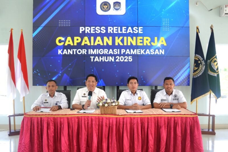 Kepala Kantor Imigrasi Kelas II Non TPI Pamekasan, Ahmad Muttaqin (pegang mik) memimpin pres rilis tentang capaian kinerja. (KLIKMADURA)