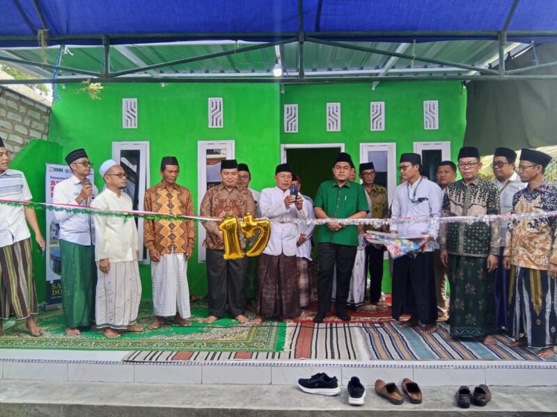 Ketua DPRD Pamekasan, Ali Masykur (baju hijau) ikutserta dalam peresmian bedah rumah Koperasi Simpan Pinjam dan Pembiayaan Syariah (KSPPS) NURI Jatim. Juma'at (26/12/2025).