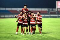 Skuad Madura United melakukan selebrasi usai pesta gol di SGMRP. (DOK. KLIKMADURA)