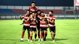 Skuad Madura United melakukan selebrasi usai pesta gol di SGMRP. (DOK. KLIKMADURA)