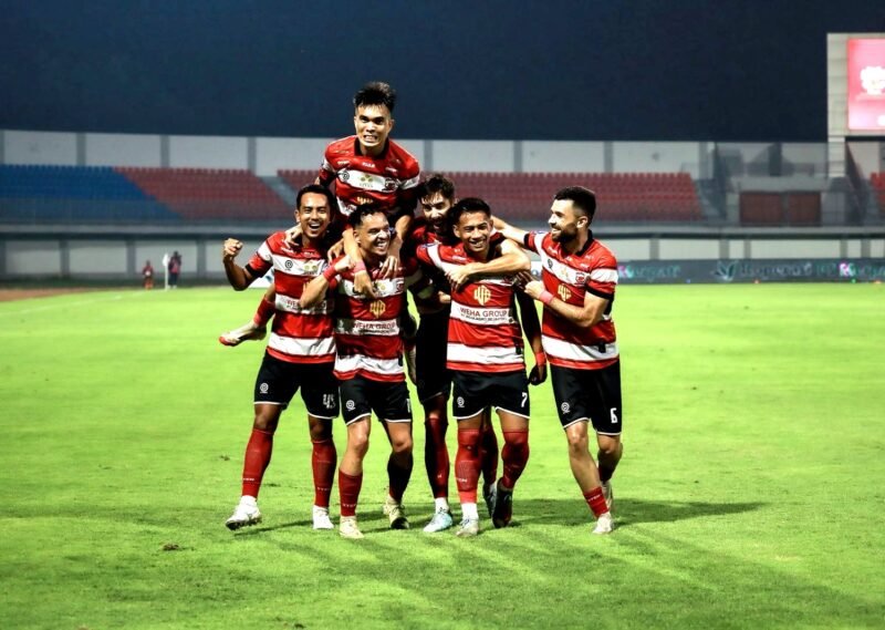 Skuad Madura United melakukan selebrasi usai pesta gol di SGMRP. (DOK. KLIKMADURA)