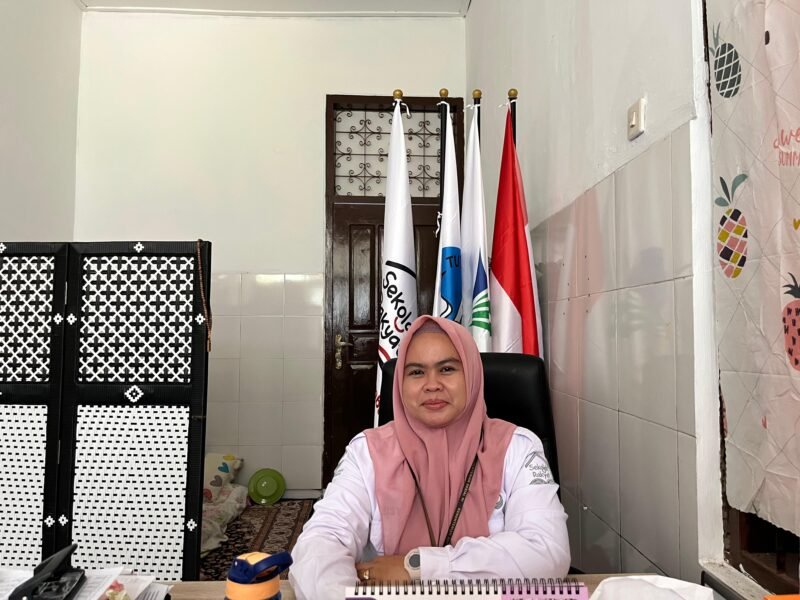 Kepala SRMP 29 Pamekasan Aisyah Minarni Mukti saat ditemui di ruang kerjanya (LAILIYATUN NURIYAH/KLIK MADURA).