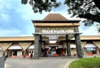 Petugas berada di halaman Pasar Kolpajung, Pamekasan. (MOH. IQBALUL KHAVEI MZ / KLIKMADURA)