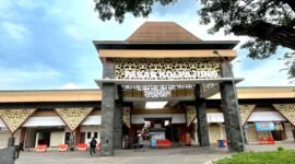 Petugas berada di halaman Pasar Kolpajung, Pamekasan. (MOH. IQBALUL KHAVEI MZ / KLIKMADURA)