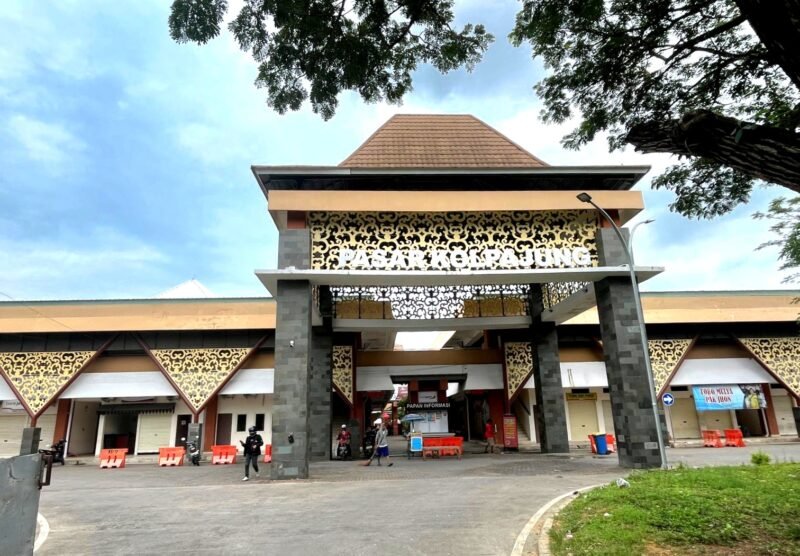 Petugas berada di halaman Pasar Kolpajung, Pamekasan. (MOH. IQBALUL KHAVEI MZ / KLIKMADURA)